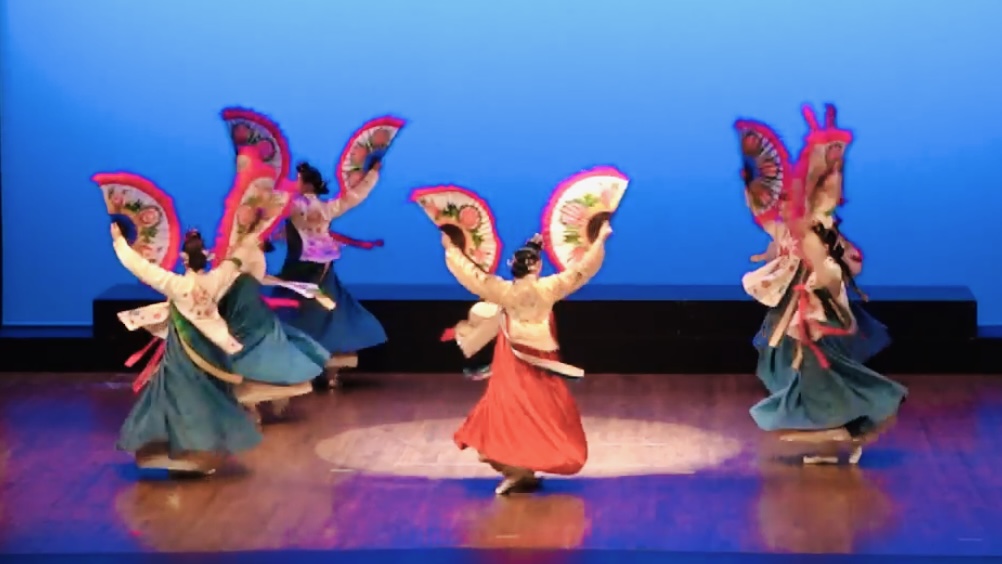 Fan dance in movement on stage